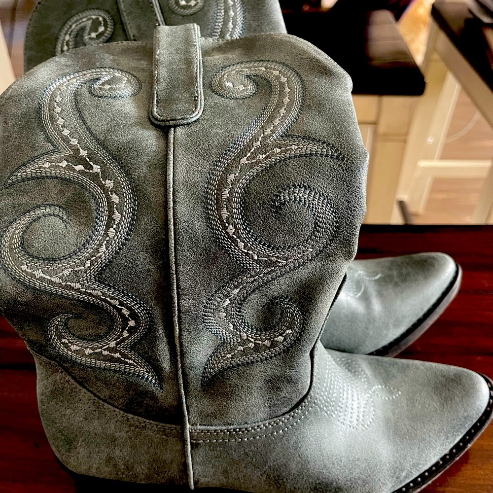 Stylish cute cowboy boots 6.5 Baby blue